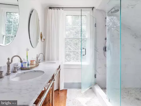 Bath - 38923 Paynes Ln, Hamilton, VA 20158 photo 5 of 5