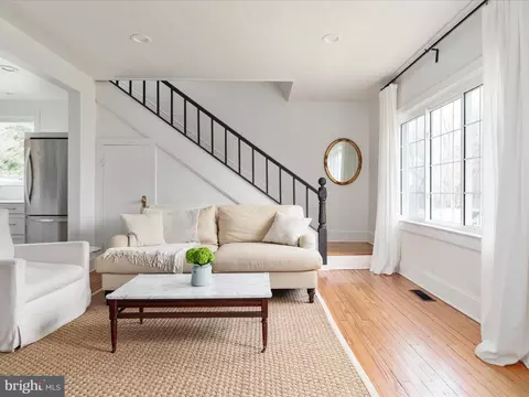 Living - 38923 Paynes Ln, Hamilton, VA 20158 photo 2 of 2