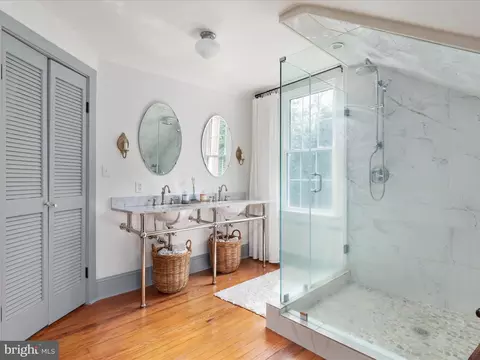 Bath - 38923 Paynes Ln, Hamilton, VA 20158 photo 4 of 5