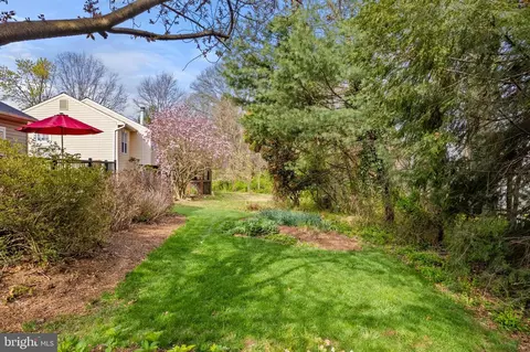 Exterior - 206 Environs Rd, Sterling, VA 20165 photo 6 of 8