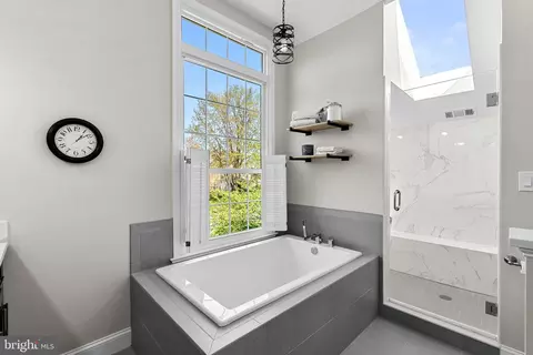 Bath - 57 Whittingham Cir, Sterling, VA 20165 photo 4 of 10