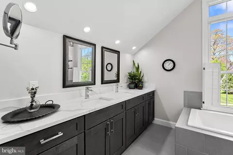 Bath - 57 Whittingham Cir, Sterling, VA 20165 photo 2 of 10