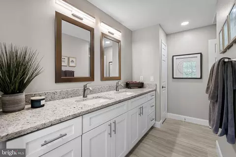 Bath - 57 Whittingham Cir, Sterling, VA 20165 photo 9 of 10