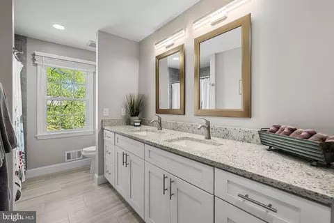 Bath - 57 Whittingham Cir, Sterling, VA 20165 photo 8 of 10