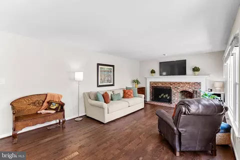 Living - 57 Whittingham Cir, Sterling, VA 20165 photo 4 of 6