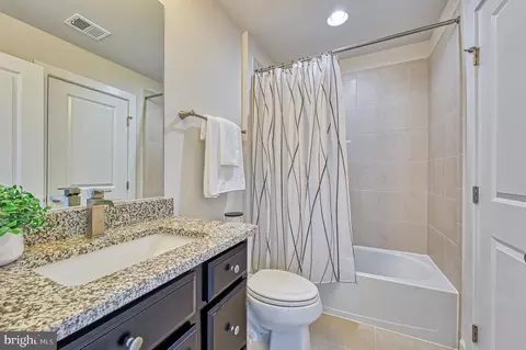 Bath - 22352 Exe Sq, Ashburn, VA 20148 photo 5 of 6