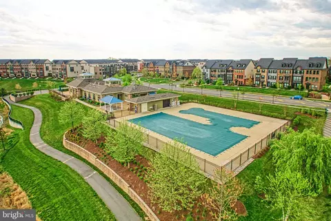 Exterior - 22352 Exe Sq, Ashburn, VA 20148 photo 8 of 13