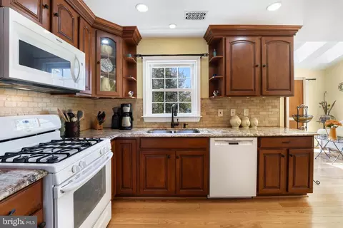Kitchen - 44003 Florence Ter, Ashburn, VA 20147 photo 4 of 4