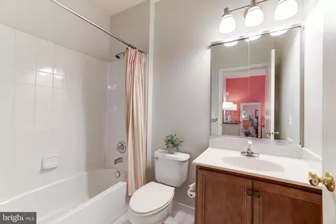 Bath - 43897 Arborvitae Dr, Ashburn, VA 20147 photo 6 of 7