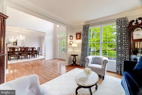 Living - 43897 Arborvitae Dr, Ashburn, VA 20147 photo 5 of 16
