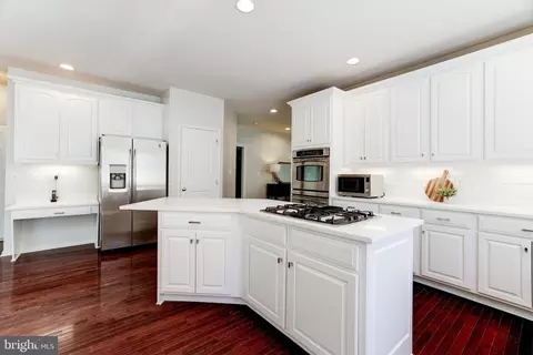 Kitchen - 43897 Arborvitae Dr, Ashburn, VA 20147 photo 7 of 7