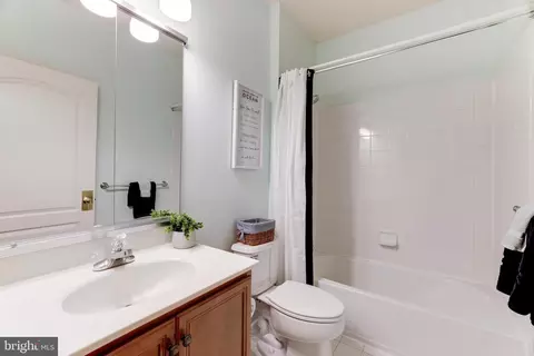 Bath - 43897 Arborvitae Dr, Ashburn, VA 20147 photo 5 of 7