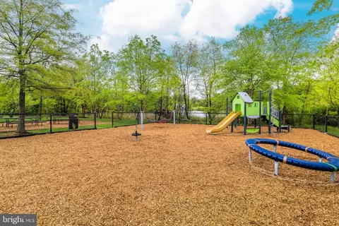 View/Area - 43897 Arborvitae Dr, Ashburn, VA 20147 photo 1 of 11