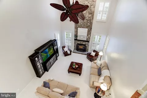 Living - 43897 Arborvitae Dr, Ashburn, VA 20147 photo 13 of 16