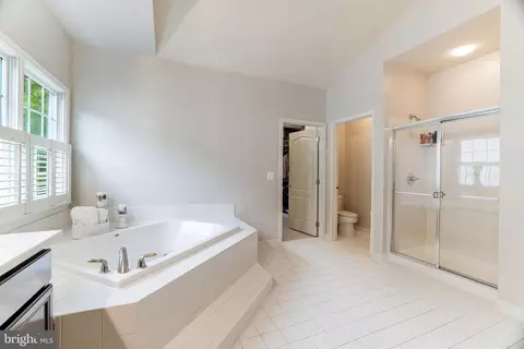 Bath - 43897 Arborvitae Dr, Ashburn, VA 20147 photo 4 of 7