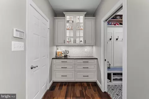 Kitchen - 22757 Highcrest Cir, Brambleton, VA 20148 photo 8 of 9