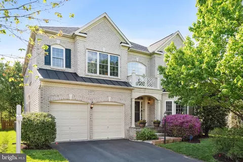 25610 S Village Dr, Chantilly, VA 20152