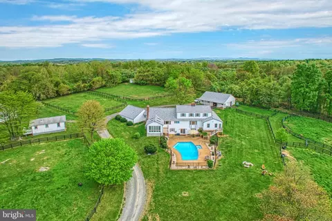 36181 Foxlore Farm Ln, Round Hill, VA 20141
