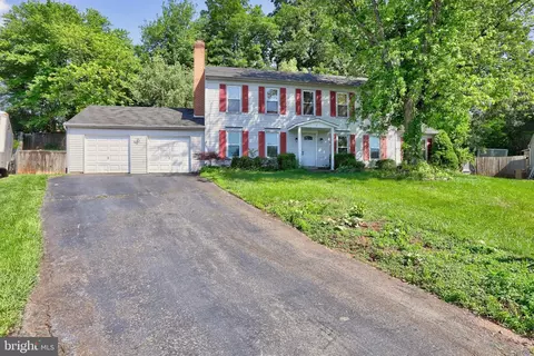 6 Blackbird Ct, Sterling, VA 20164