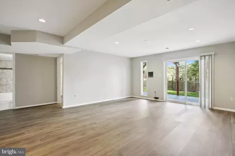 Living - 9 Rheims Ct, Sterling, VA 20164 photo 2 of 3