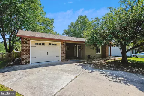 Exterior - 9 Rheims Ct, Sterling, VA 20164 photo 4 of 20