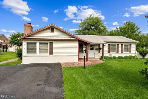 105 N Sequoia Ct, Sterling, VA 20164