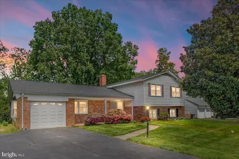 721 W Country Club Dr, Purcellville, VA 20132