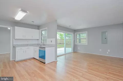 Living - 8 Rheims Ct, Sterling, VA 20164 photo 4 of 5