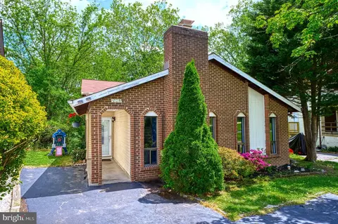 206 Keyes Ct, Sterling, VA 20164 photo 2