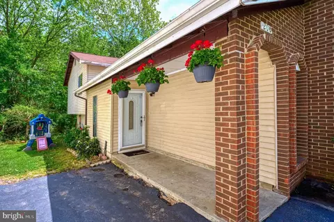 206 Keyes Ct, Sterling, VA 20164 photo 3
