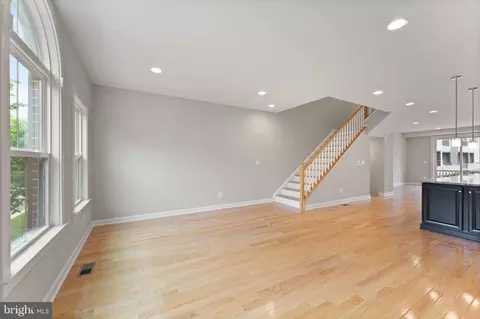 Living - 43388 Charitable St, Ashburn, VA 20148 photo 2 of 5