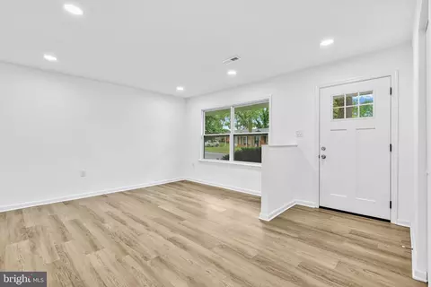 Living - 301 E Amhurst St, Sterling, VA 20164 photo 1 of 4