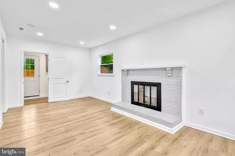 Living - 301 E Amhurst St, Sterling, VA 20164 photo 3 of 4