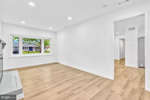 Living - 301 E Amhurst St, Sterling, VA 20164 photo 2 of 4
