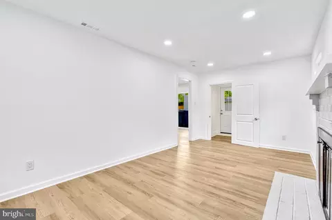 Living - 301 E Amhurst St, Sterling, VA 20164 photo 4 of 4