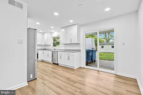 Entry Way - 301 E Amhurst St, Sterling, VA 20164 photo 1 of 3