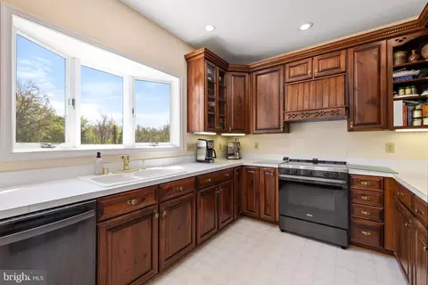 Kitchen - 16698 Hamilton Station Rd, Hamilton, VA 20158 photo 2 of 5