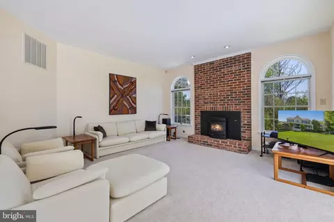 Living - 16698 Hamilton Station Rd, Hamilton, VA 20158 photo 3 of 4