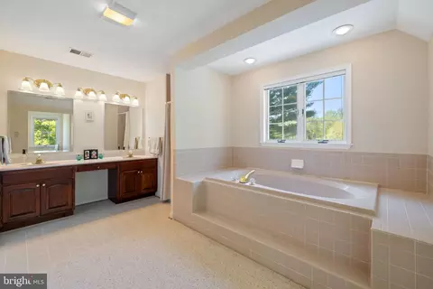 Bath - 16698 Hamilton Station Rd, Hamilton, VA 20158 photo 2 of 4
