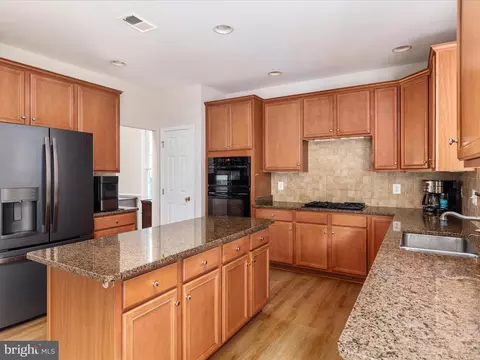 Kitchen - 25904 Stinger Dr, Chantilly, VA 20152 photo 2 of 5