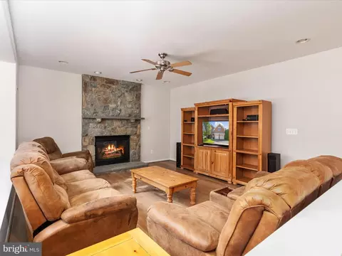 Living - 25904 Stinger Dr, Chantilly, VA 20152 photo 6 of 11