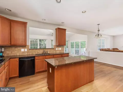 Kitchen - 25904 Stinger Dr, Chantilly, VA 20152 photo 4 of 5