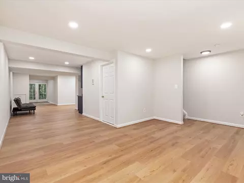Living - 25904 Stinger Dr, Chantilly, VA 20152 photo 9 of 11