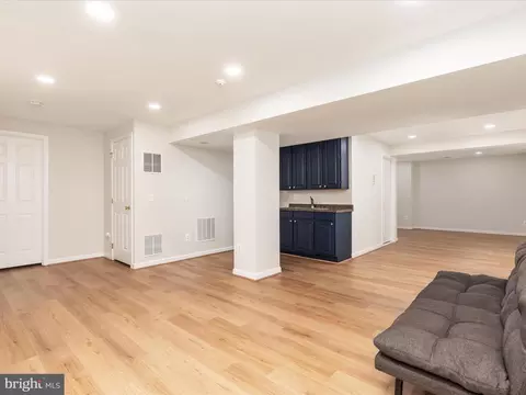 Living - 25904 Stinger Dr, Chantilly, VA 20152 photo 10 of 11
