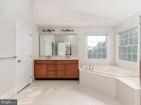 Bath - 25904 Stinger Dr, Chantilly, VA 20152 photo 2 of 6
