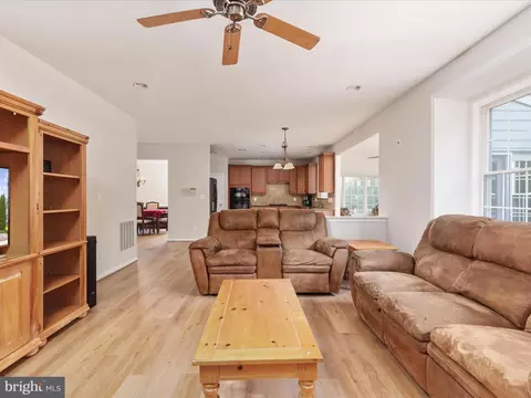 Living - 25904 Stinger Dr, Chantilly, VA 20152 photo 7 of 11