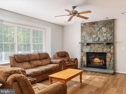 Living - 25904 Stinger Dr, Chantilly, VA 20152 photo 5 of 11