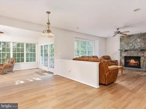 Living - 25904 Stinger Dr, Chantilly, VA 20152 photo 3 of 11