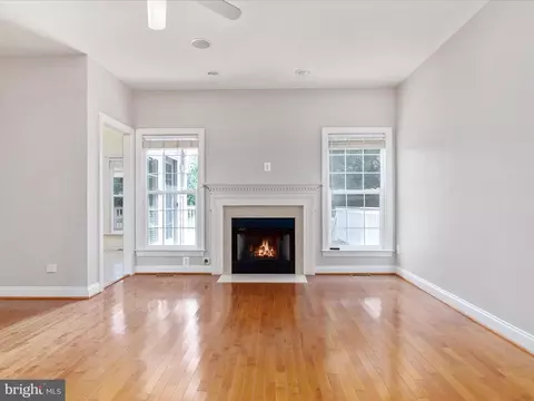 Living - 20148 Valhalla Sq, Ashburn, VA 20147 photo 3 of 5