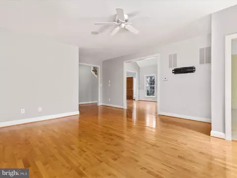 Living - 20148 Valhalla Sq, Ashburn, VA 20147 photo 4 of 5